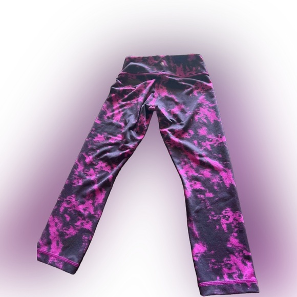 Lululemon size 4 workout capri leggings pinkish purple  camo print. A358 - Picture 2 of 4